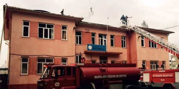 Yıldırım düşen okul çatısında yangın çıktı