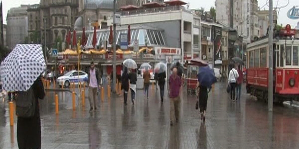 İstanbul'da sağanak yağış etkili oluyor