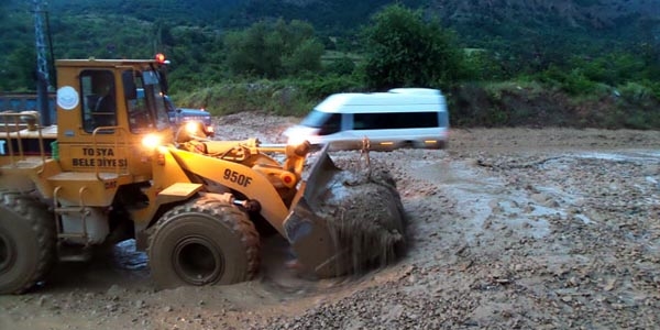 Tosya-Kastamonu yolu selden dolayı trafiğe kapandı