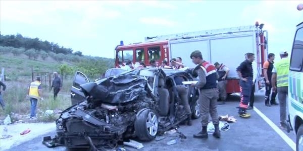 Sakarya'da feci kaza: 4 ölü 3 yaralı