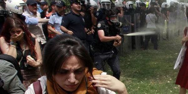 Kırmızılı kadına gaz sıkan polise 600 fidan dikme cezası