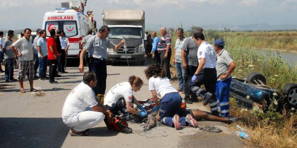 Antalya'da otomobil sulama kanalına uçtu: 2 öldü