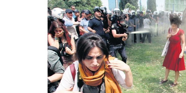 Kırmızılı kadın davasında polise 600 fidan dikme cezası