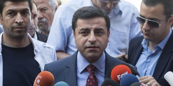 Demirtaş: Silahsızlanma çağrısını biz yapacak değiliz