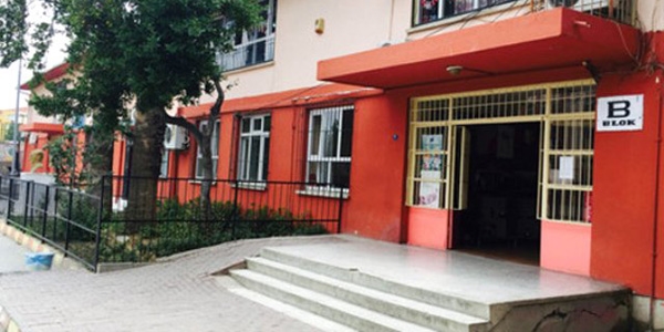Öfkeli baba, satırla okul bastı!