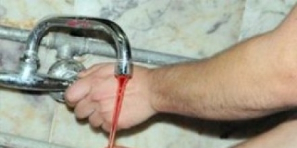 Okul çeşmesinden şerbet akıyor