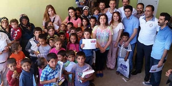 50 öğrenciye karnelerini öğretmenleri götürdü