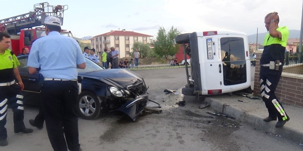 Otomobil polis otosuna çarptı: 2 polis yaralı