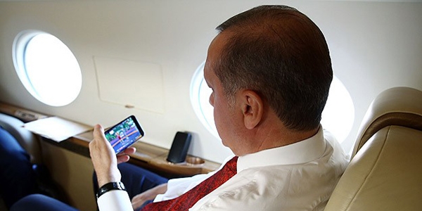 Erdoğan maçı uçakta cep telefonundan izledi