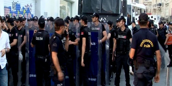 Taksim'de korsan gsteriye polis mdahalesi