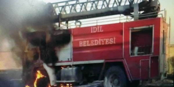 Yangın söndürmeye giden itfaiye aracı yandı