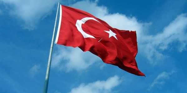 Adana'da bayrak indirme iddias