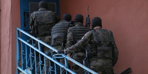 �stanbul'da �afak operasyonu: 1'i polis 11 g�zalt�!