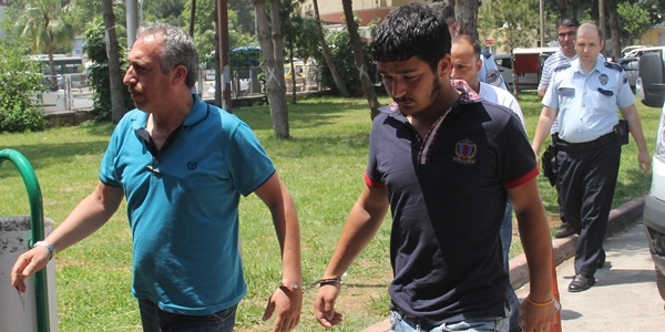 Eşi maaşını alamayınca okul müdürüne bıçak çekti