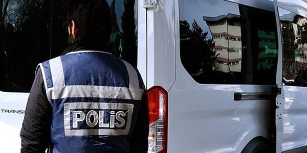 20 polisten 11'i yakaland�