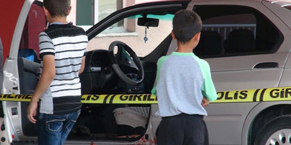 Cizre'de uzman çavuşun otomobiline ateş açıldı: 2 yaralı