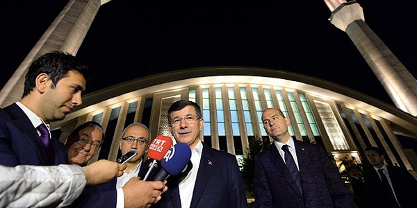 Başbakan Davutoğlu teravih namazı kıldı