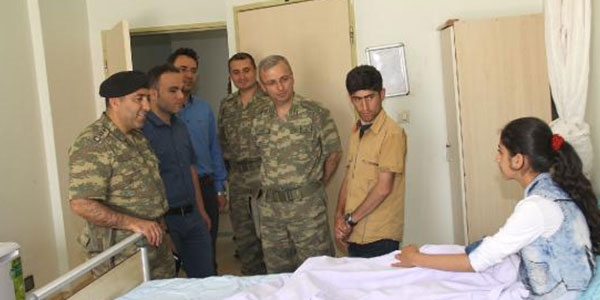 Dağlıca'da yaralanan kıza komutanlardan ziyaret
