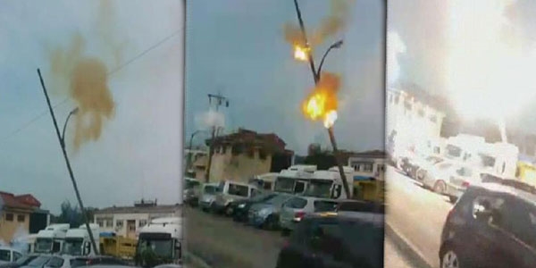 Yan yatan elektrik direği patladı