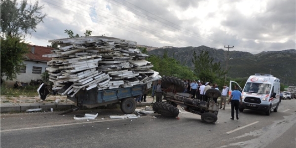 Traktör ile otomobil çarpıştı: 7 yaralı
