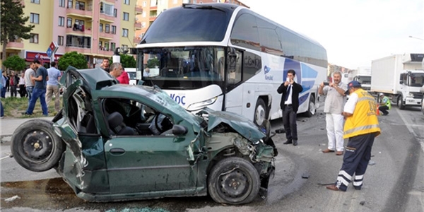 Freni patlayan tır, altı araca çarparak devrildi: 3 yaralı