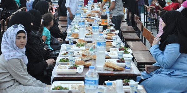 Üniversite öğrencilerinden Suriyeli yetimlere iftar