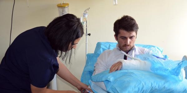 Doktor, başhekimin kolunu kırdı!
