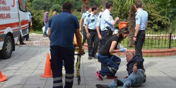 Evlendirme dairesinde fotoğrafçı, otoparkçıyı yaraladı