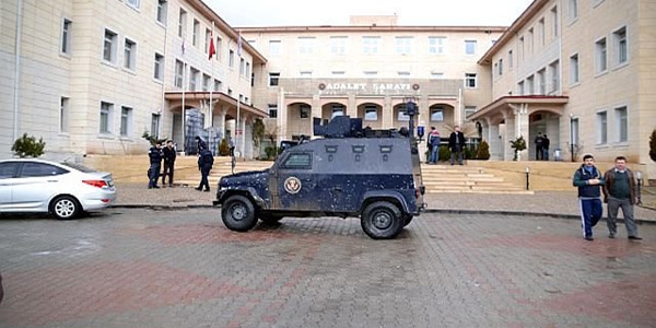 �zmir'deki 'paralel devlet yap�lanmas�' davas� ertelendi