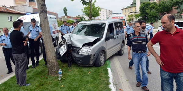 Polis otosu kaza yaptı: 3 yaralı
