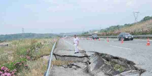 Bursa Otoban�'nda yolun bir k�sm� ��kt�