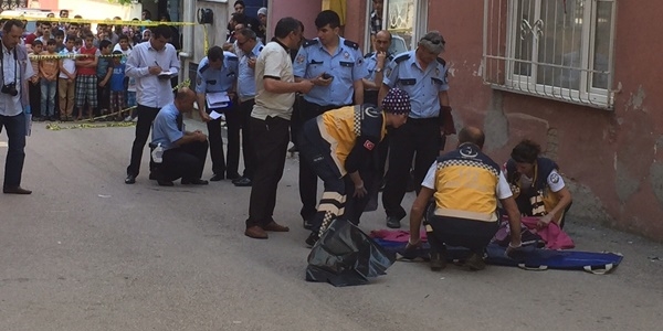 3 ya��ndaki Muhammet kamyonetin alt�nda can verdi