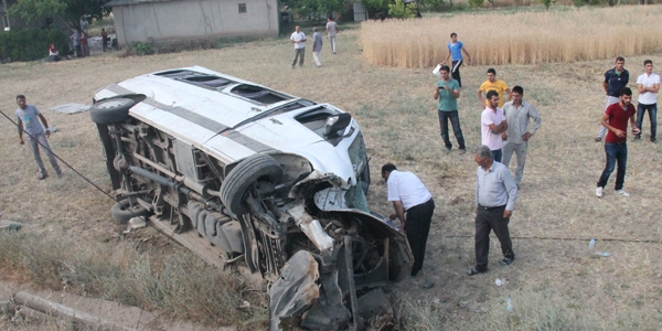 Elaz��'da trafik kazas�: 13 yaral�