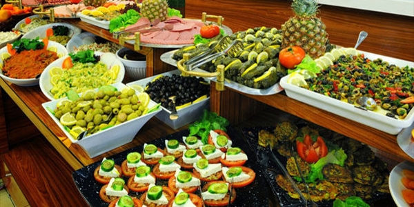 Turistin karnını doyurmak için 24 saat çalışıyorlar