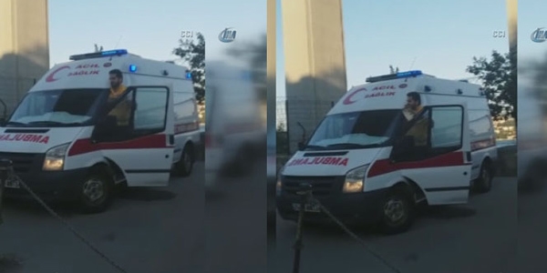 Ambulans şoföründen anonsla Babalar Günü kutlaması