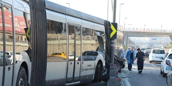 Metrobüs bariyerlere çarptı