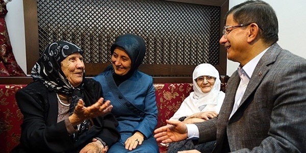Davutoğlu Darülaceze sakinleriyle buluştu