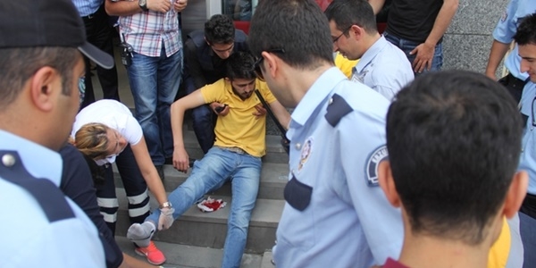Yoldan geçen üniversiteli genç bıçaklandı