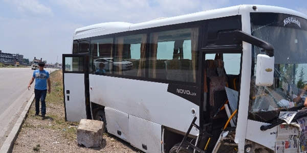 Lastiği patlayan otobüs refüje girdi: 10 yaralı