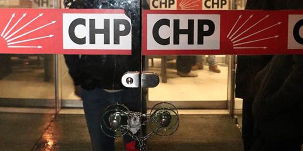 Taşeron işçilerden CHP İl Başkanlığı önünde protesto