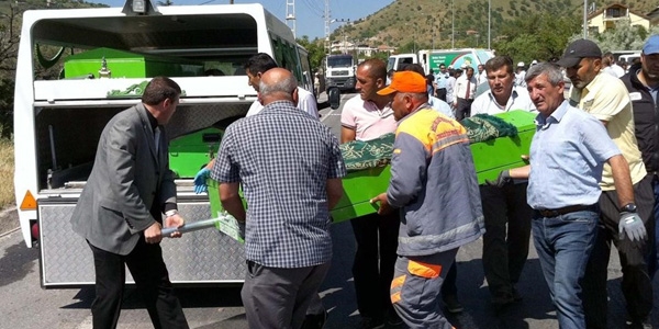 Kayseri'de çöp kamyonu devrildi: 2 ölü
