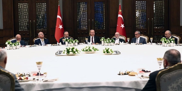 Erdo�an iftar yeme�inde ilim adamlar�n� a��rlad�