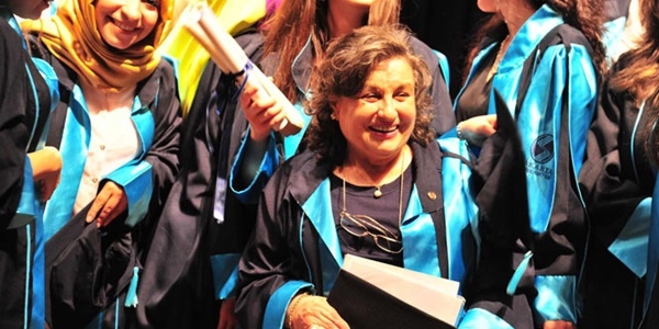 Emekli ��retmen 71 ya��nda fak�lteden birincilikle mezun oldu