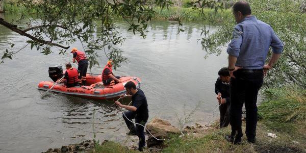 Erzincan'da arka düşen çocuk boğuldu