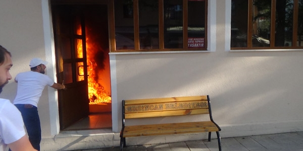 Camide üzerine benzin dökerek kendini yaktı