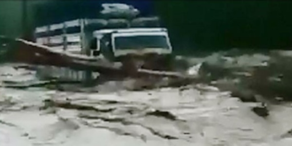 Sel önüne ne varsa alıp götürdü / Video