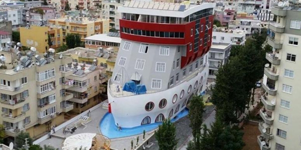 Mersin'de gemi şeklindeki bina ilgi çekiyor