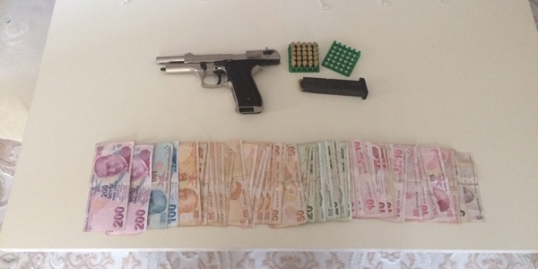 PTT soyguncusu evinde paraları sayarken yakalandı