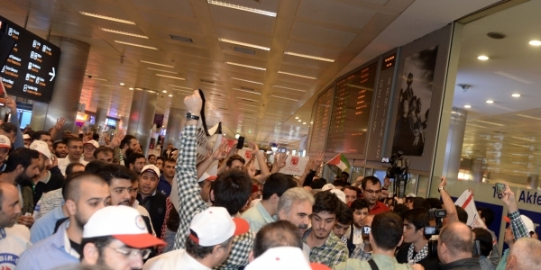 İsrail, gözaltına aldığı Türklere dedelerini somruş