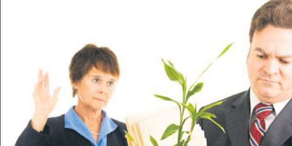 Sebepsiz işten atılana 8 maaş tazminat
